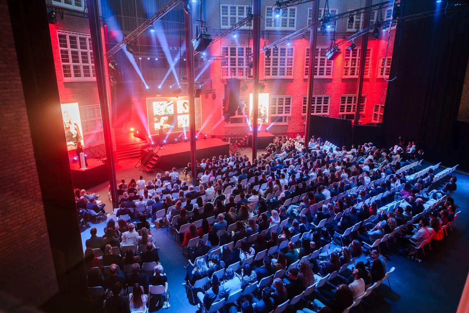 Het Atrium onder de glazen kap