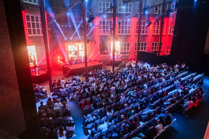 Het Atrium onder de glazen kap