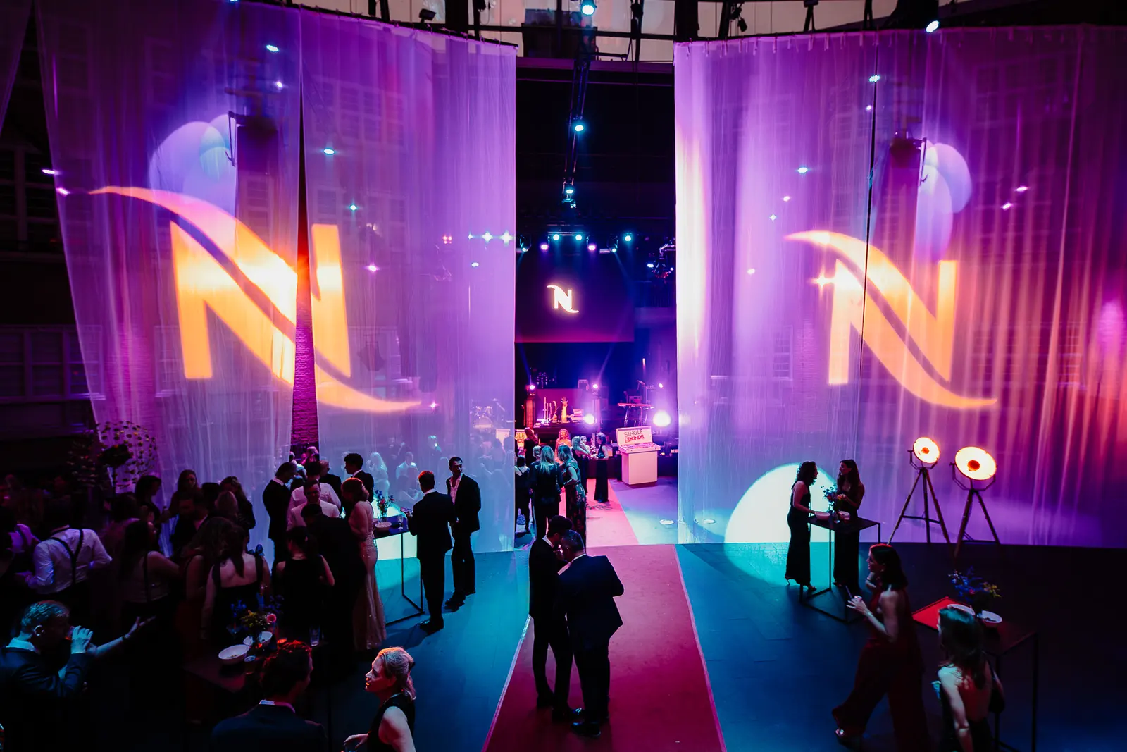 Lange tafels in het Atrium