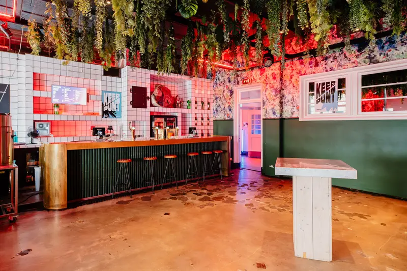 De koperen bar in De Plaatwerkerij