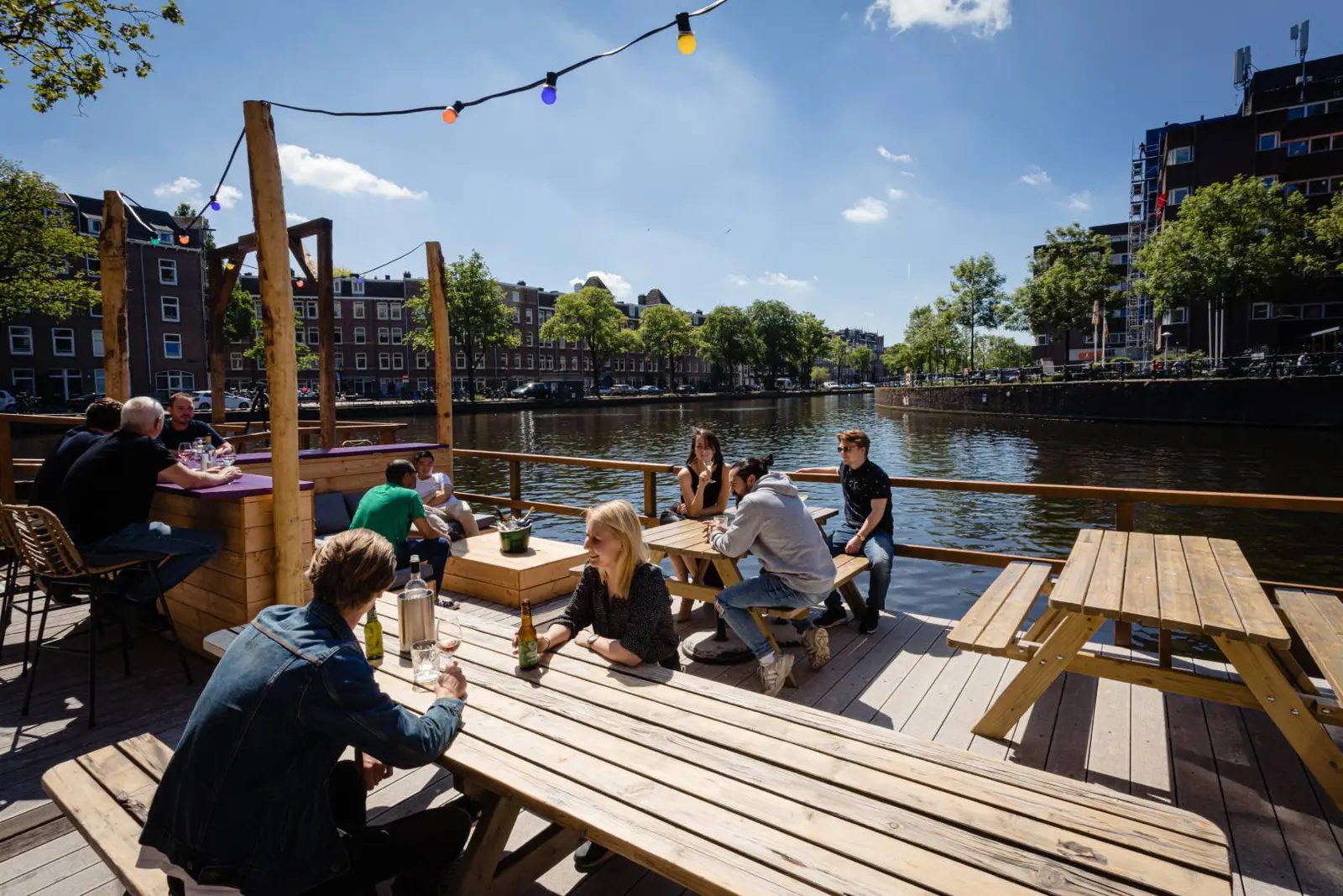 Het Brons-terras aan het water
