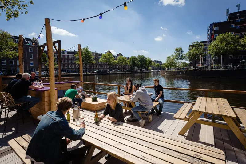 Het Brons-terras aan het water